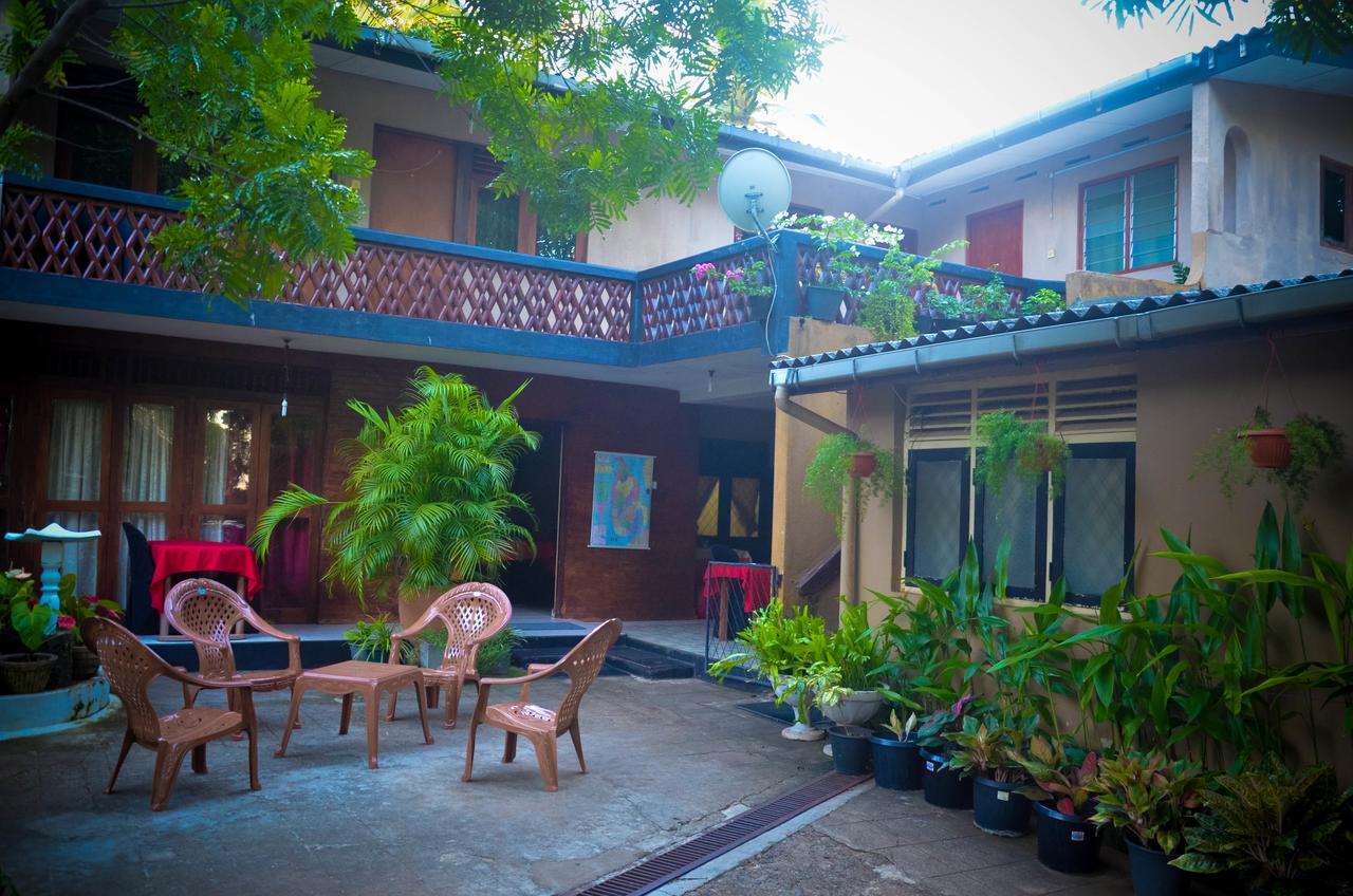 Lake View The Tourist Guest House 아누라다푸라 외부 사진