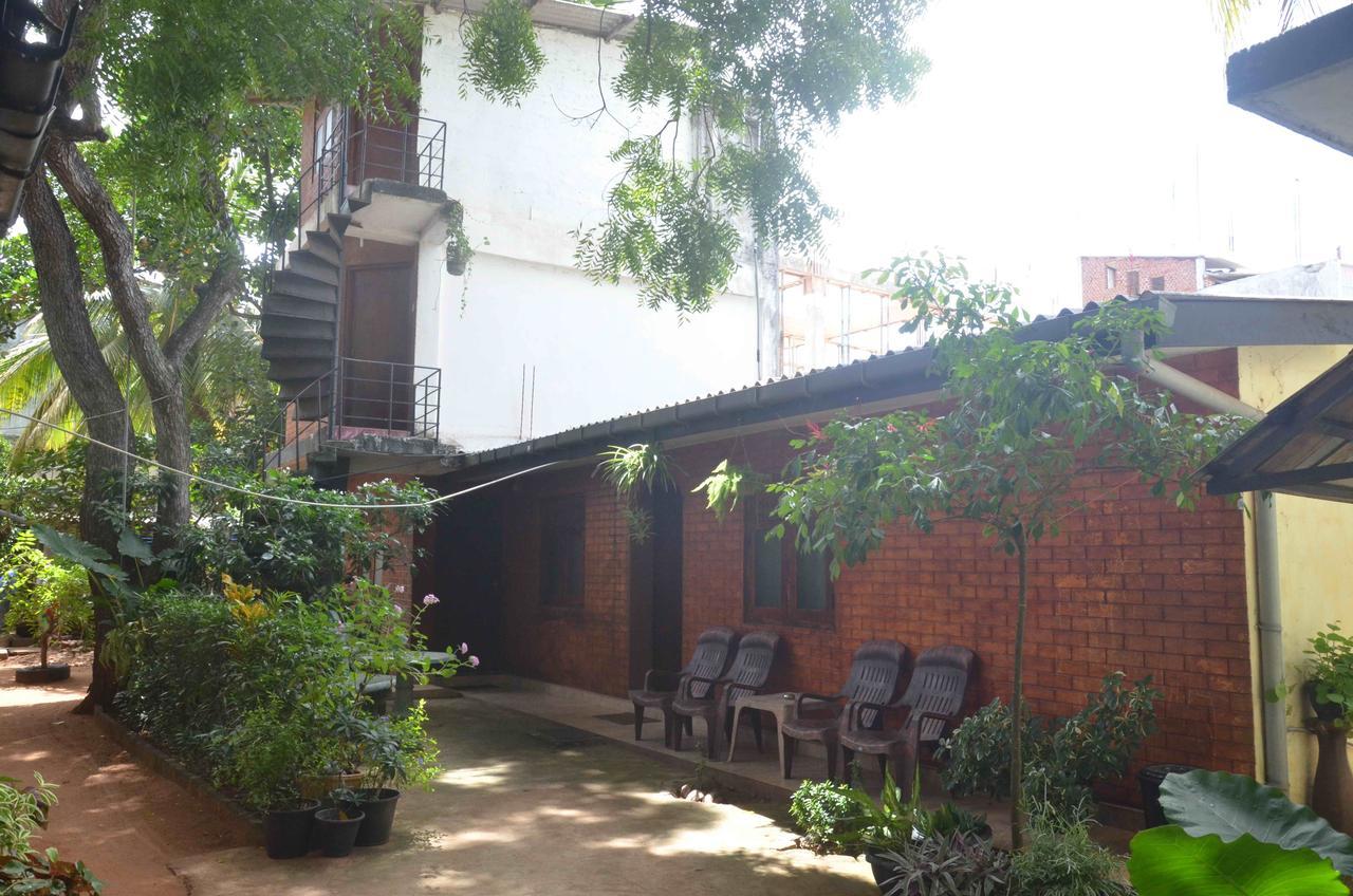 Lake View The Tourist Guest House 아누라다푸라 외부 사진