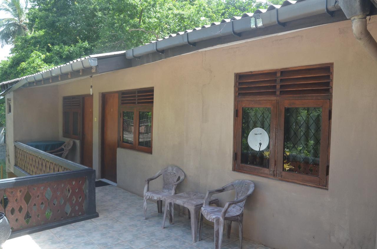 Lake View The Tourist Guest House 아누라다푸라 외부 사진