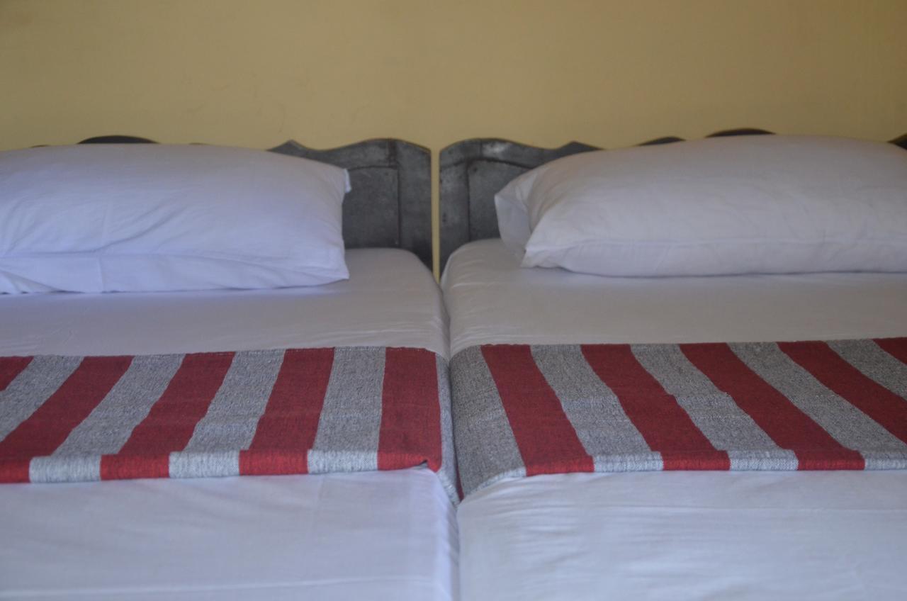 Lake View The Tourist Guest House 아누라다푸라 외부 사진
