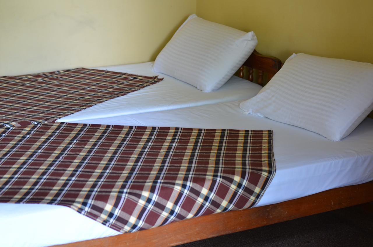 Lake View The Tourist Guest House 아누라다푸라 외부 사진